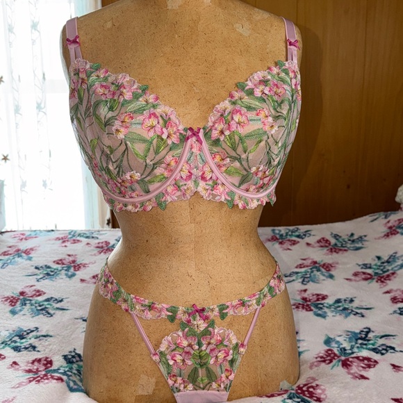 Victoria's Secret Bra Dream Angels Unlined Uplift PinkBalconette Bra Thong Set